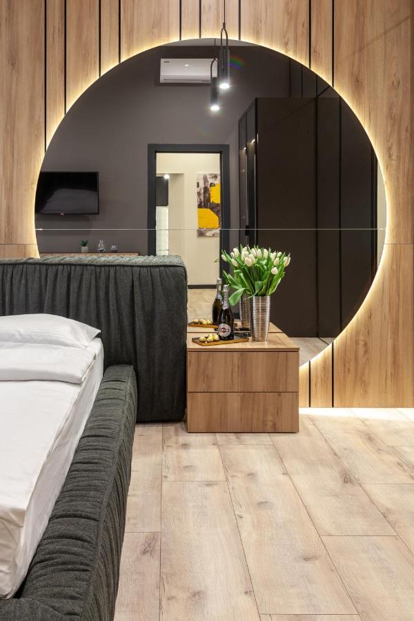 Royal Vip Apartment On Leontovicha 5 Lviv Bagian luar foto